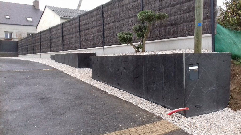 Pose d'une clôture rigide
Implantation de jardinières en schiste
Lieu du chantier : Le Drennec