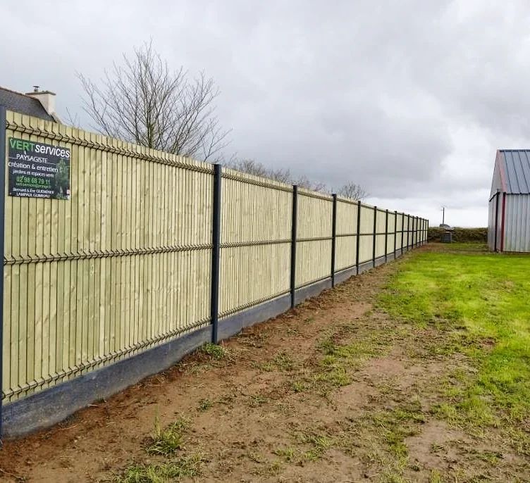 Pose d'une clôture rigide avec lames occultantes en bois
Poteaux aluminium
Soubassement béton
Lieu du chantier : Guiclan