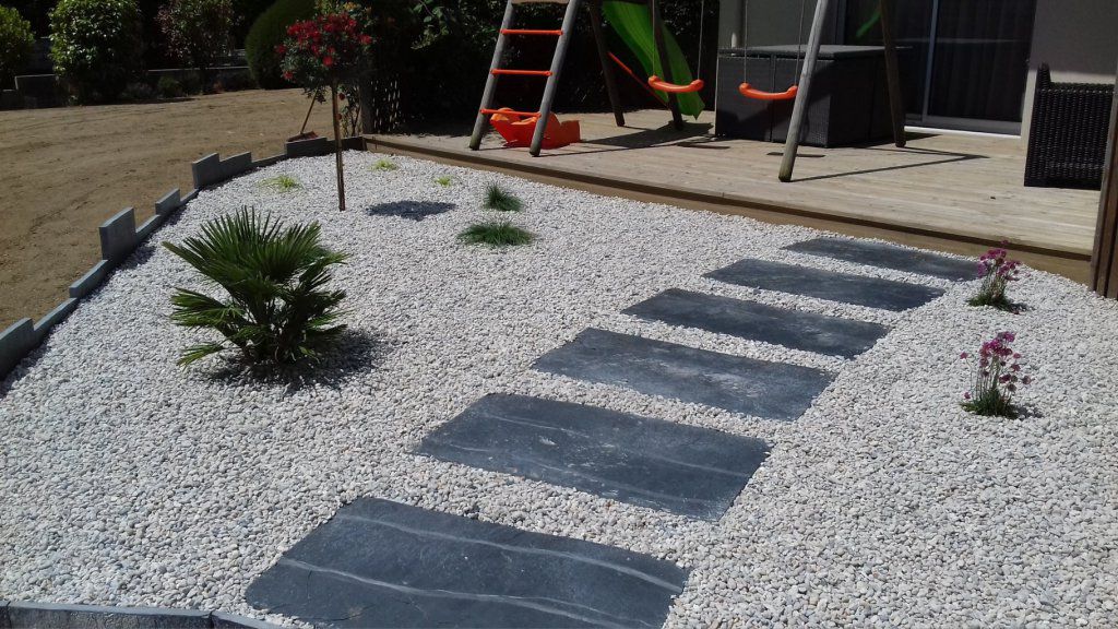 Création d'un jardin minéral
Pas japonais en dalles ardoisières
Pose d'une bordure en schiste
Plantation et paillage
Lieu du chantier : Brest