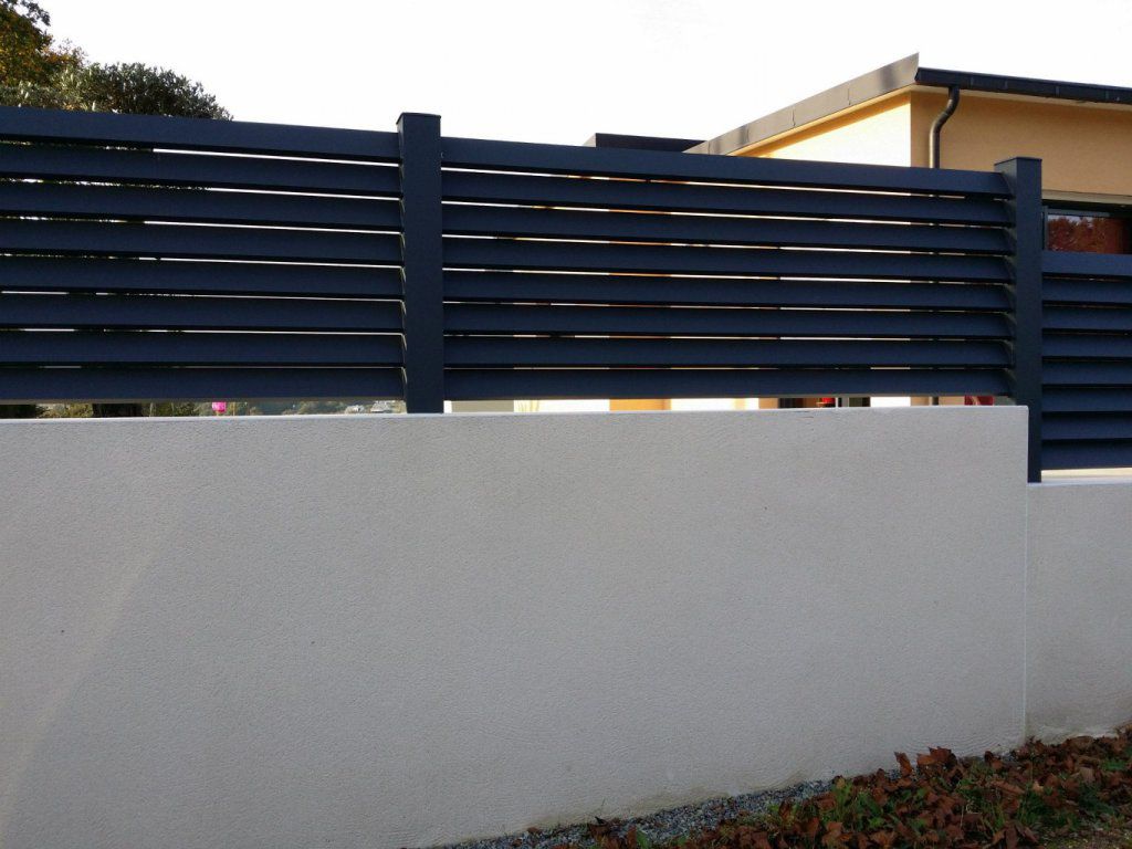 Création d'un mur enduit
Pose d'une palissade aluminium avec lames persiennes
Lieu du chantier : Landivisiau