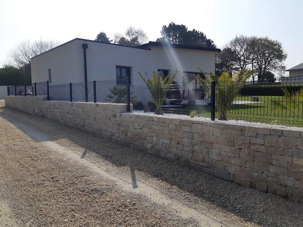Création d'un mur en pierre
Pose d'une clôture rigide
Lieu du chantier : Lampaul-Guimiliau