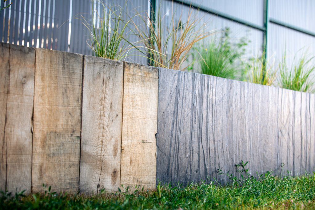 Muret de clôture en traverses paysagères et palis de schiste
Lieu du chantier : Landivisiau