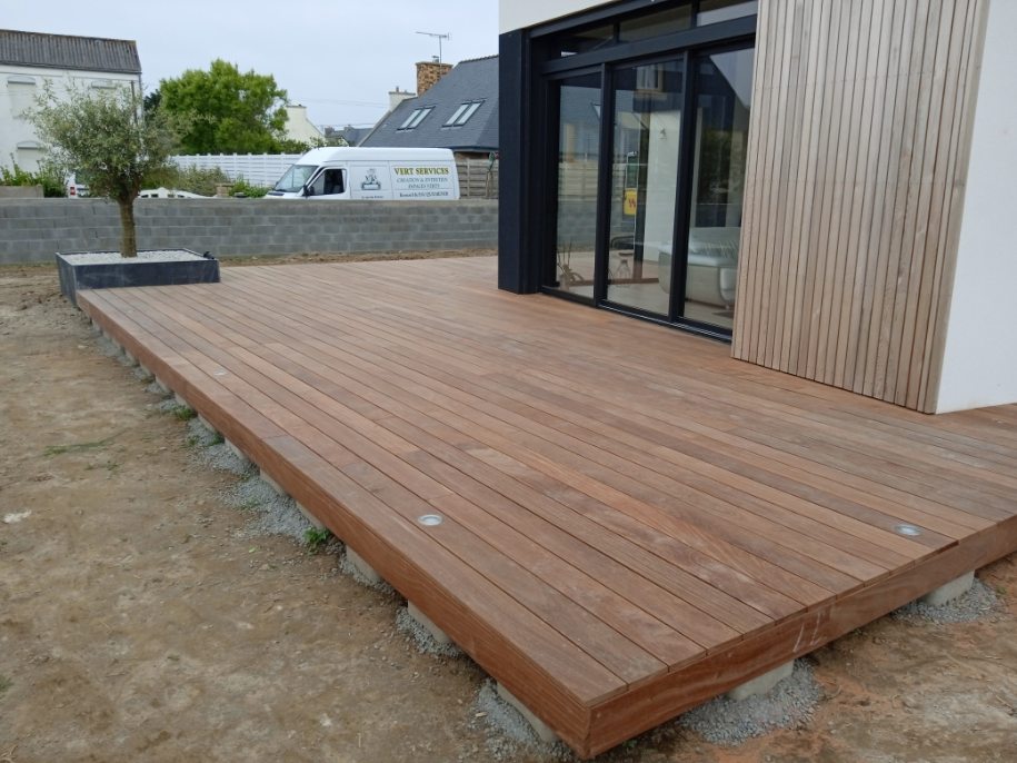 Pose d'une terrasse en bois exotique avec spots intégrés
Lieu du chantier : Santec
